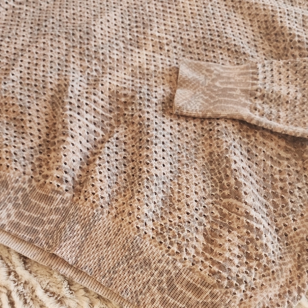 Ann Taylor Light Neutral Scoop Neck Top - Picture 11 of 12
